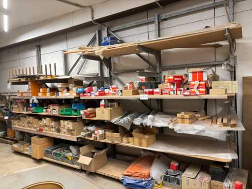   Rack a sbalzo con contenuti