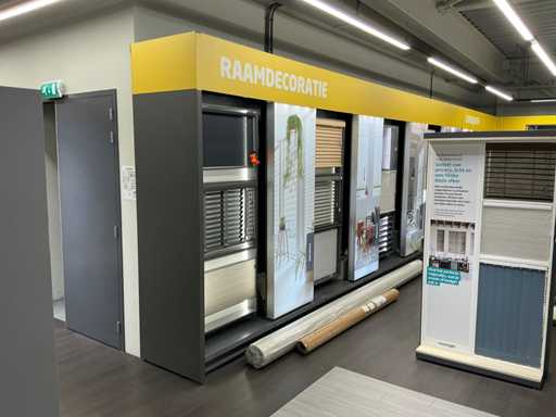 Rastreliera da negozio con campioni di decorazioni vetrine, 16 metri