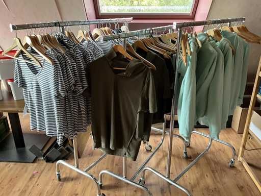 Lot de porte-vêtements et de vêtements