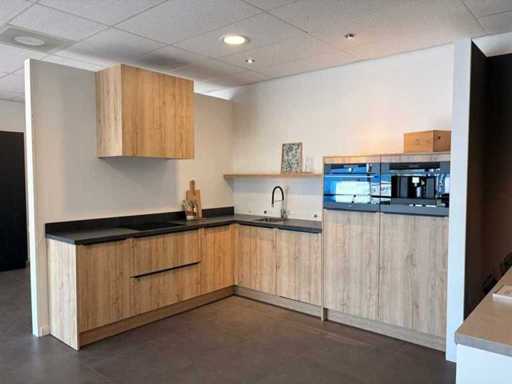 Combinatie van kavels 10 t/m 13 (Schmidt showroomkeuken met Pelgrim apparatuur)