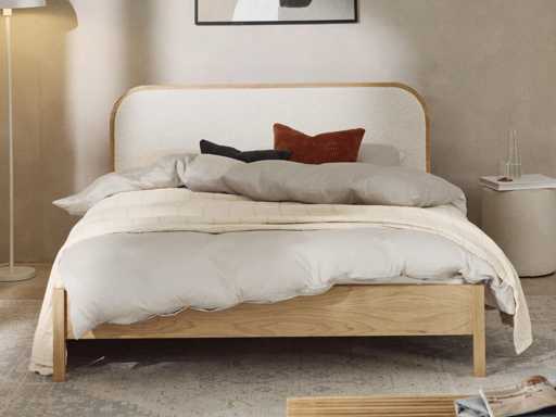 Lit 160x200 cm en bois avec tête de lit en bouclette Jones - Westwing Collection