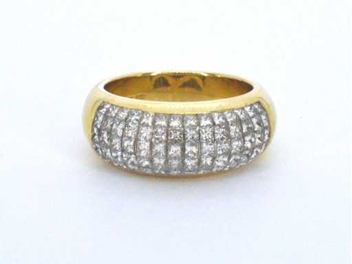 Goldener Reihenring mit prinzessinnengeschliffenen Diamanten