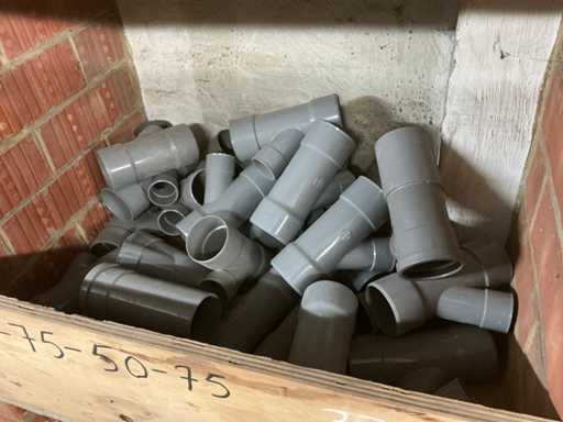 Un lot mare de diverși conectori PVC