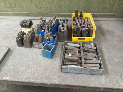 Lettere e numeri perforati