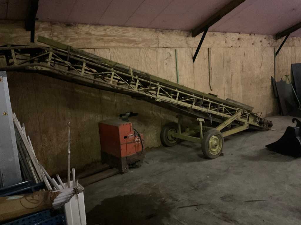 Conveyor belt adjustable in height