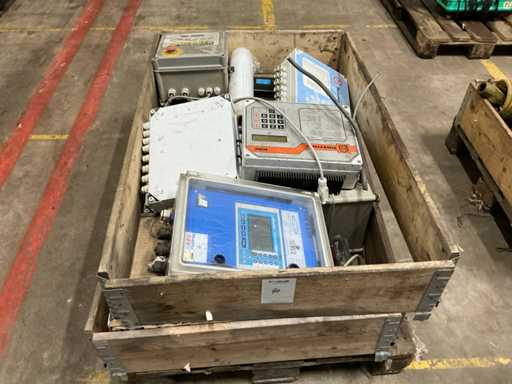 Divers boîtiers de commande et de contrôle