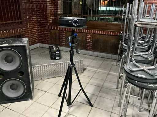 Benq MP720p Beamer su treppiede