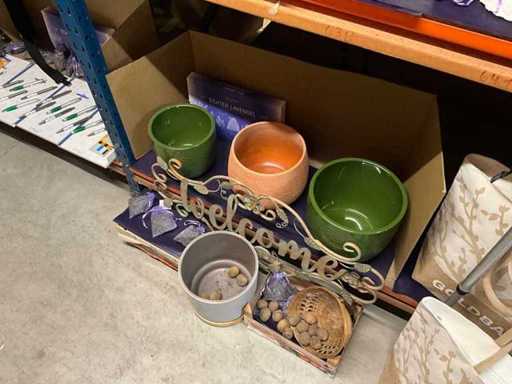 Various flower pots (6x) and wall decoration and gifts