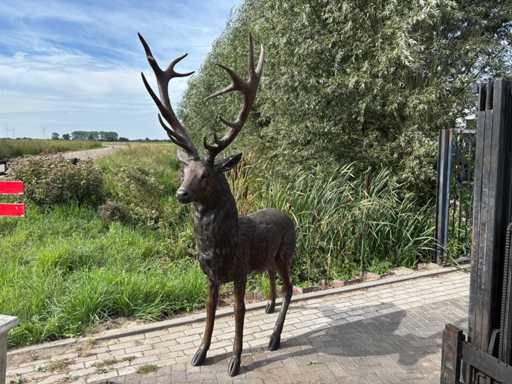 Cerb de bronz 2,26 metri în?l?ime