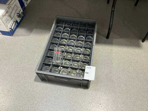 Cassa di vetro con bicchieri