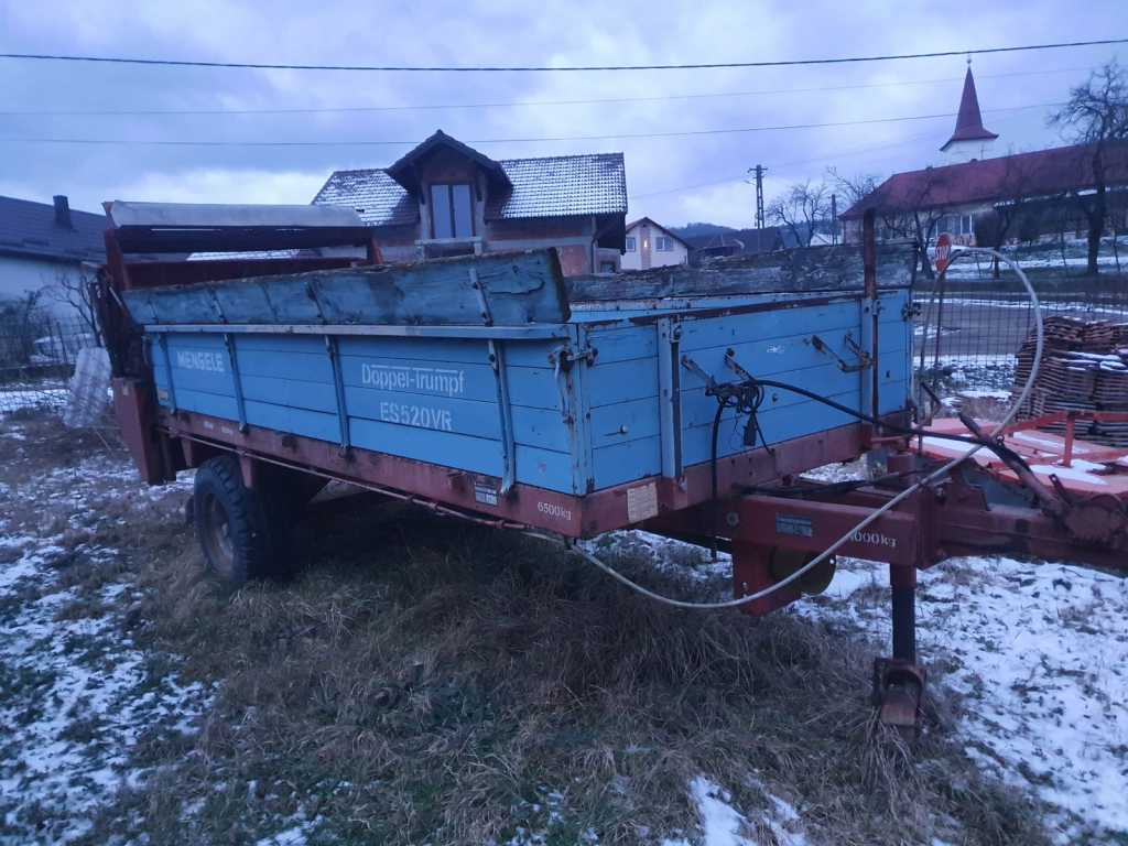 Tow manure spreaders