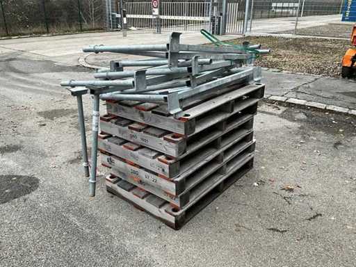 Stacking pallets