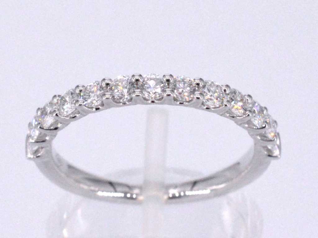 Bague en or blanc sertie de diamants taille brillant