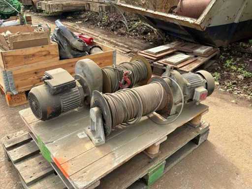 Cable winch (2x)