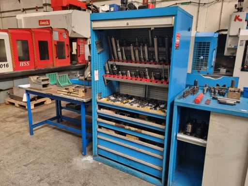 BT 40 Werkzeughalterschrank, Fräser, Bohrer und Zubehör