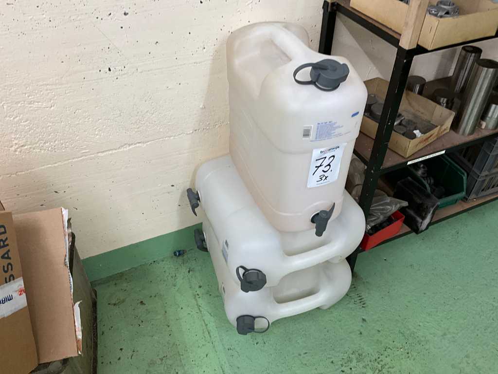 Oil canister with tap