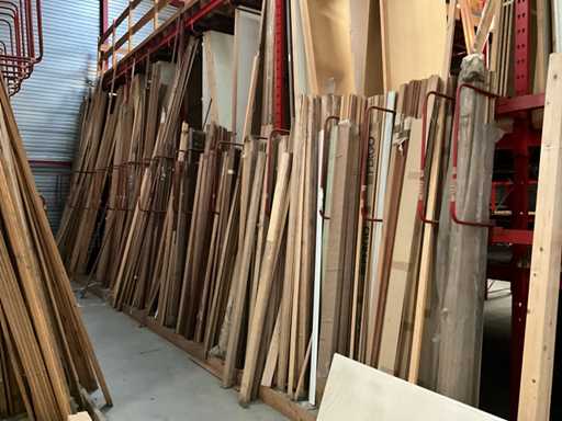 Zeer grote partij diverse omlijstingen, houten latten en plinten.