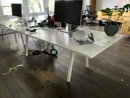 Bureau et 4 chaises empilables