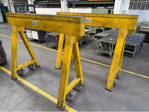   2 heavy-duty jacks 