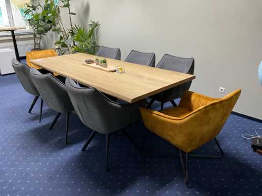 Tafel met 8 stoelen