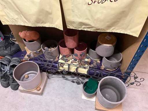 Various Flower Pots (26x)+ wall decoration