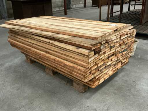 Beaucoup de planches et de plaques en bois