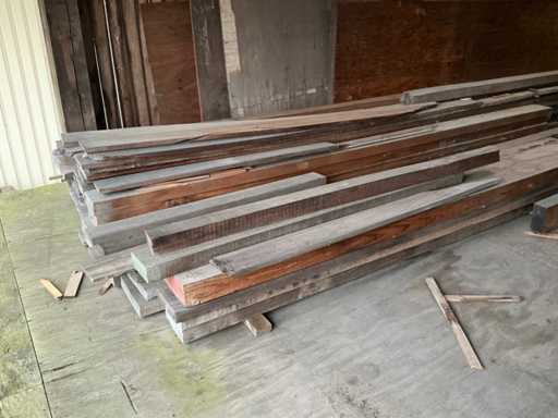 Diverses planches et poutres