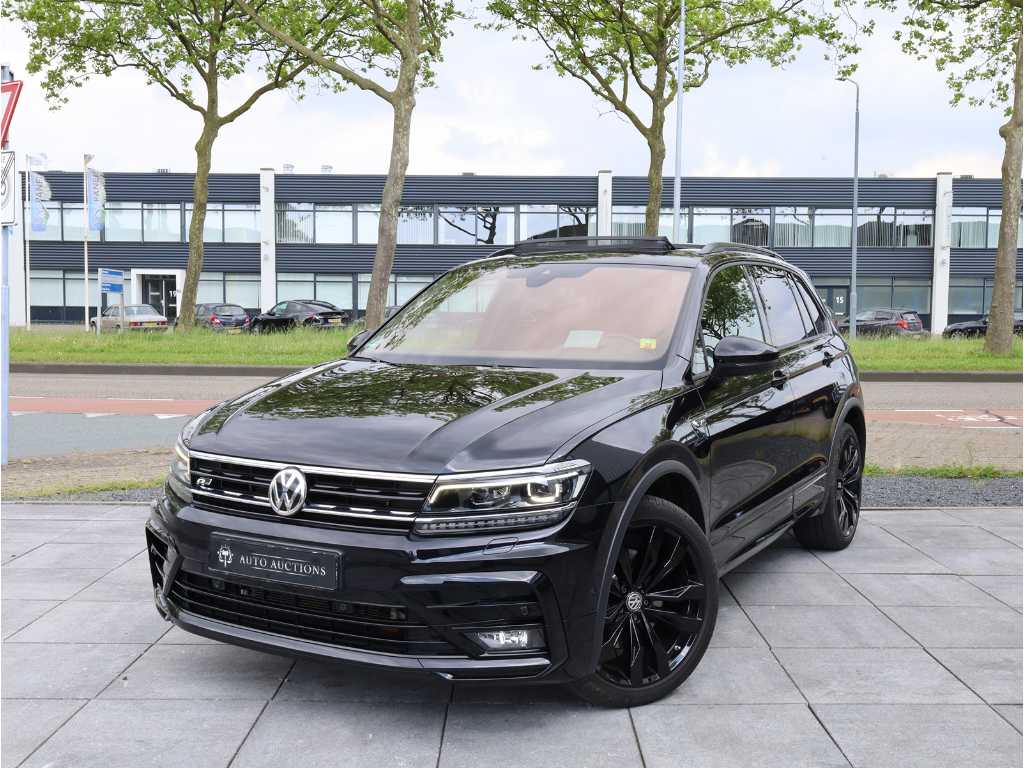 Volkswagen Tiguan R-Line 2.0 TSI 4Motion Panoramadak Camera Dynaudio Head-Up 4X4 Stoelverwarming Virtual Adaptive