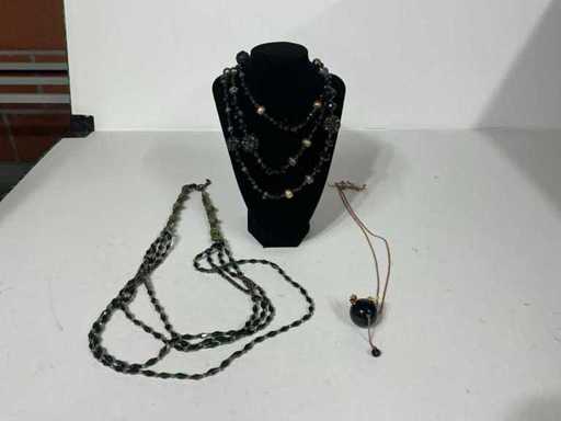 Various necklaces (3x)