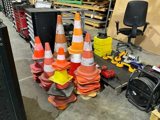 Verschiedene Verkehrskegel (30x)