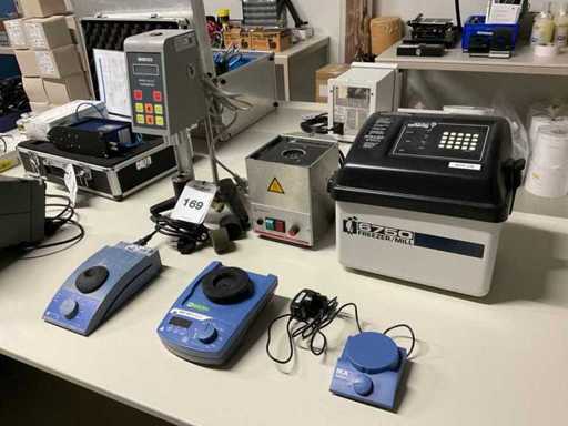 Batch of laboratory equipment