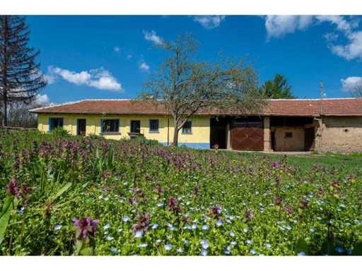 Perceel van 2090 m² + Gezinswoning + Bijgebouwen - Karaisen, Veliko Tarnovo - Bulgarije