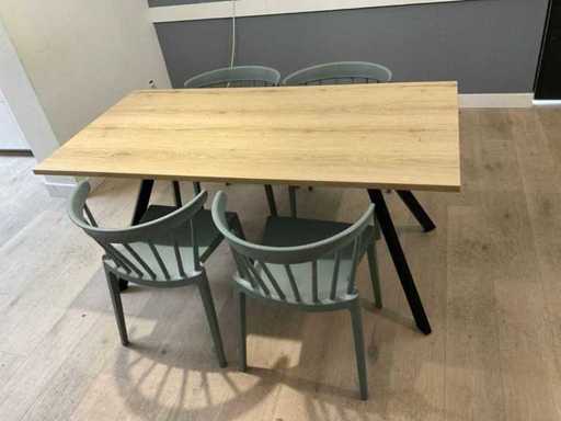 Esstisch mit 4 blauen Stühlen