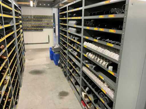 Verschiedene PVC-Schränke in und neben 3 Fachschränken