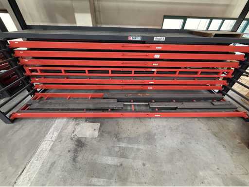   Beaucoup de construction en acier carré