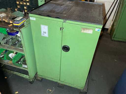 Schrank mit verschiedenen Werkzeugen und Messwerkzeugen