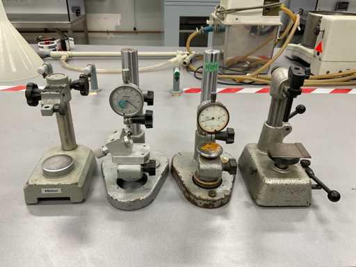 par exemple support de mesure Mitutoyo (4x)