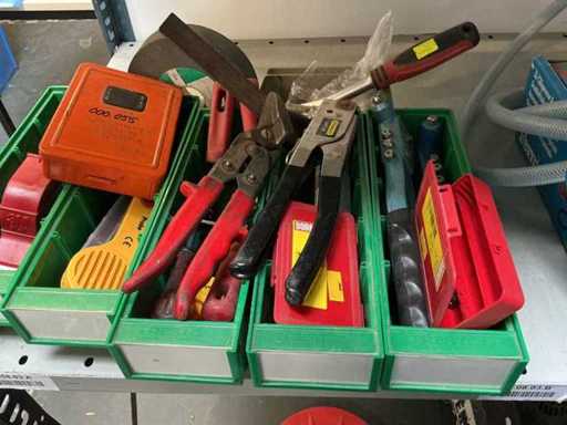 Charge verschiedener Handwerkzeuge