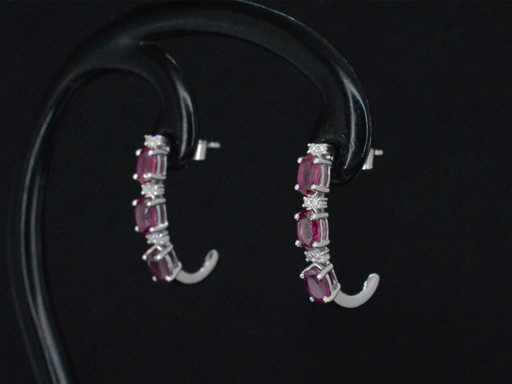 Witgouden oorbellen met diamanten en robijn