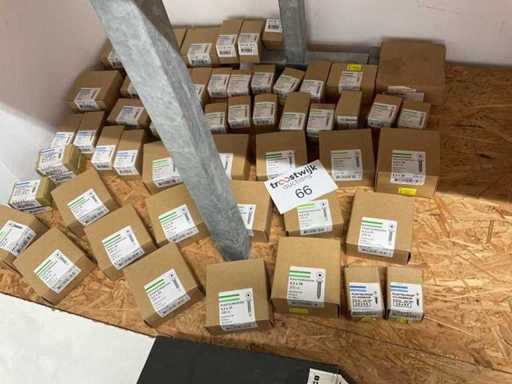 48 Schachteln mit Schrauben und Holzschrauben