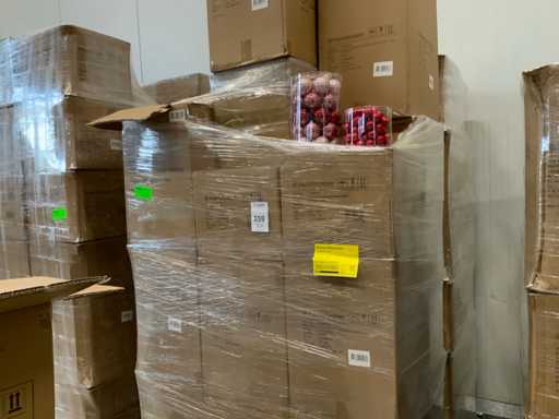 Christmas baubles on pallet (2x)