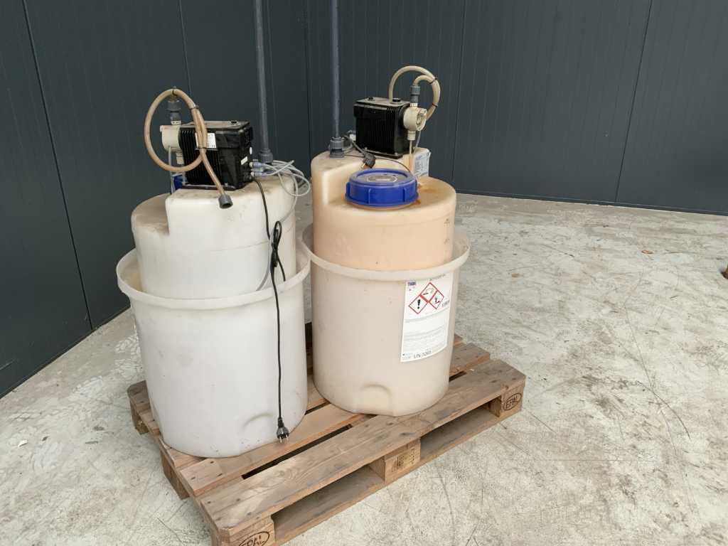 Chemical dosing installation with pumps