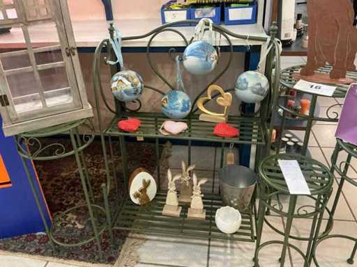 Metal racks (5x)+decoration