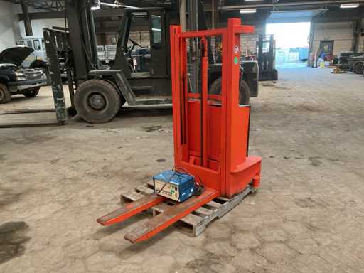 Electric pallet truck