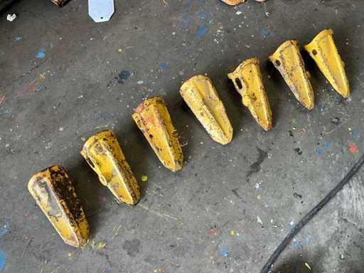 Komatsu K20RC Excavator bucket teeth (7x)