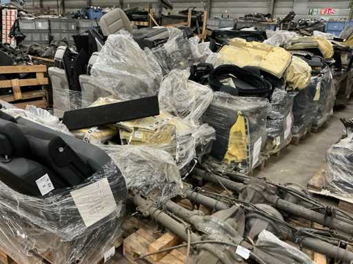 Batch of Mercedes-Benz car interior parts