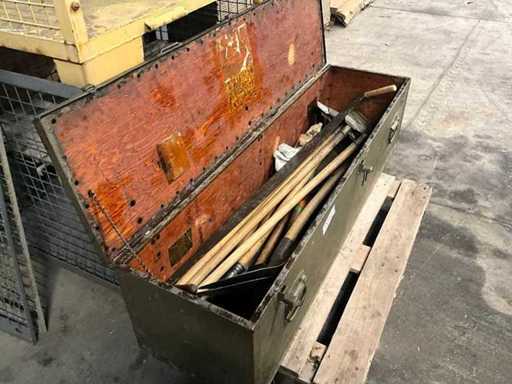 Tool set with transport box