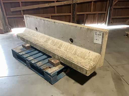 Concrete retaining wall