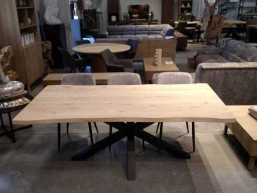 Massiver Eichenstammtisch