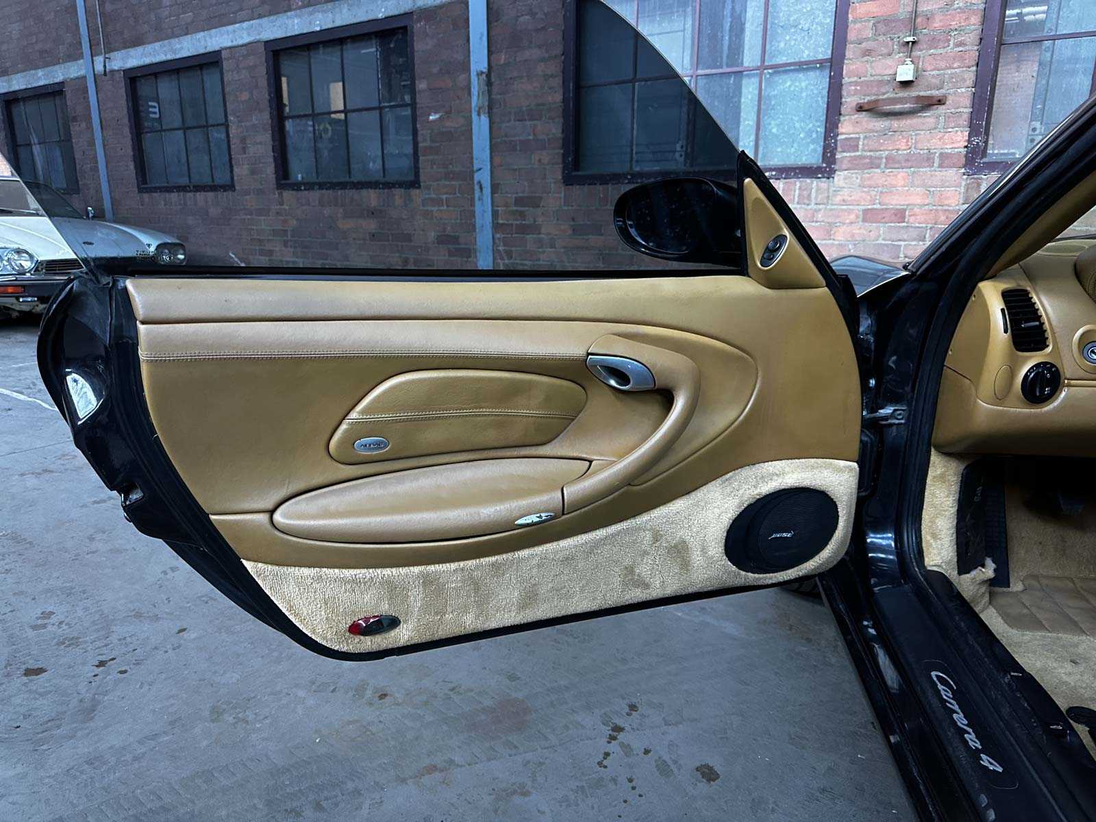 Porsche 911 Carrera 4 Cabriolet 3.6 996 320pk 2002 Youngtimer HANDGESCHAKELD 